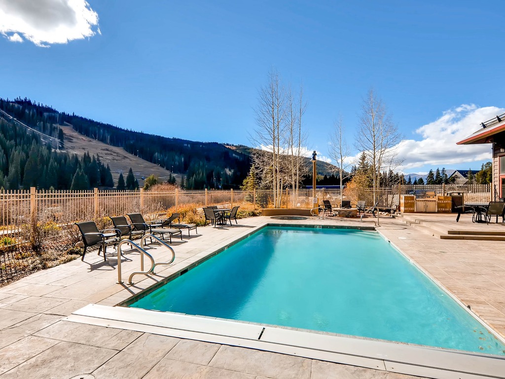 1Br Condo @ Red Hawk 2291~Walk to Gondola~Kids Ski Free! Vacation Rental in Keystone - RedAwning