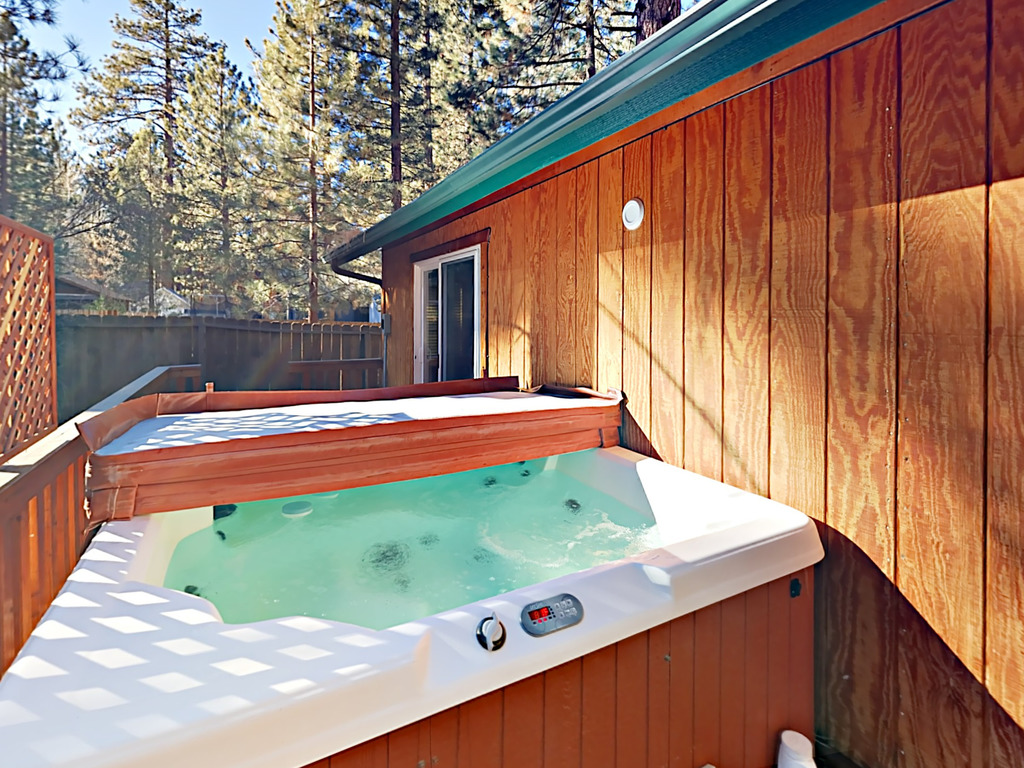 Renovated Cabin with Hot Tub & Deck - Near Slopes | RedAwning