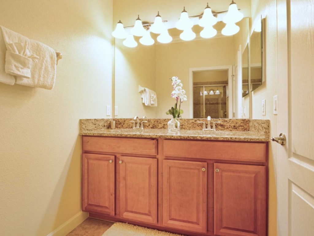 BEAUTIFUL TOWNHOME WITH LAKE VIEW, NEXT TO CLUB HOUSE, BBQ GRILL, 2 MASTER SUITES,BEAUTIFUL DECOR!!! Vacation Rental in Kissimmee - RedAwning