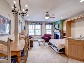 Sleeps 4~Walk to the Slopes~No cleaning Fees