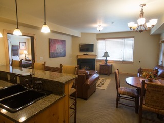 Enormous Condo with Stunning Mountain Views Save 20% on 7+ Nights!