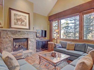 Premier 2-Story Townhome Minutes from Winter Activities - image